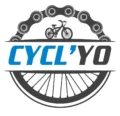 Le Logo_Cyclyo représente une bicyclette stylisée au-dessus du texte bleu et noir "CYCLYO", surmontée d'une chaîne de vélo en demi-cercle et complétée par la moitié inférieure d'une roue de bicyclette dans la partie inférieure.